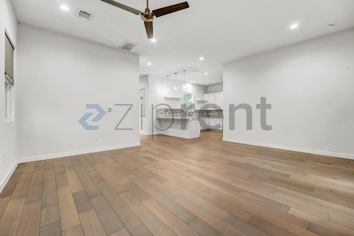 6406 Santos Condominiums — Photo 3