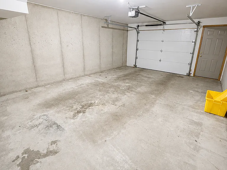 815-829 Hawkeye Dr — Photo 13