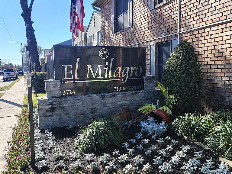 El Milagro Apartments — Photo 9