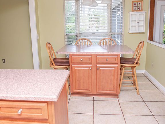 4th image of 2057 Sussex Dr S