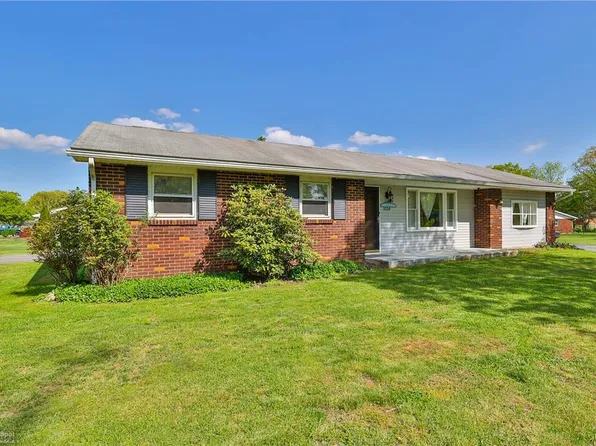 1034 Pine Tree Dr, Slatington, PA 18080