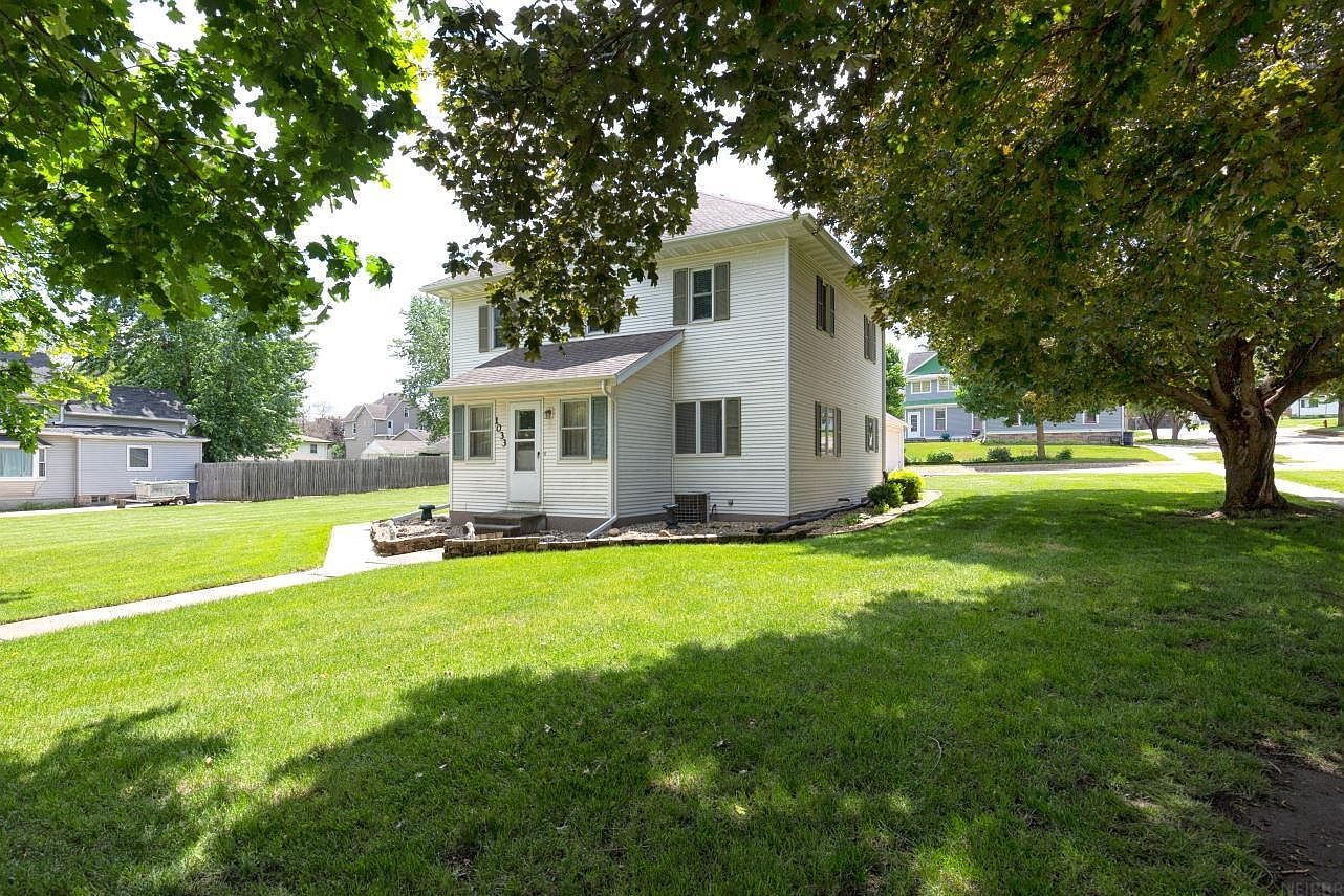 1033 Nash St, Aplington, IA 50604 Zillow