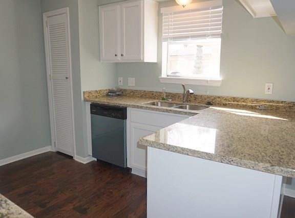5th image of 400 Bayridge Dr