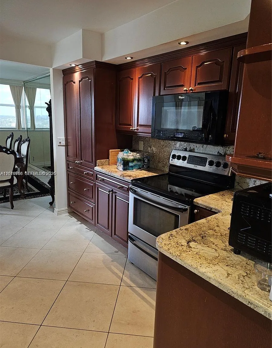 Condos for rent in Hallandale, FL — Photo 2