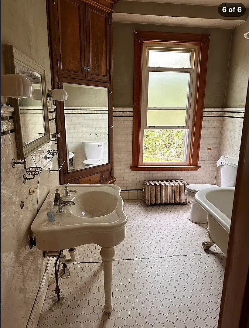 542 W 11th St — Photo 4