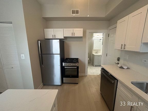 3rd image of 1441 W Cortez St APT 2R