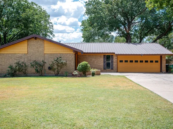 1009 W Edwards St, Olney, TX 76374
