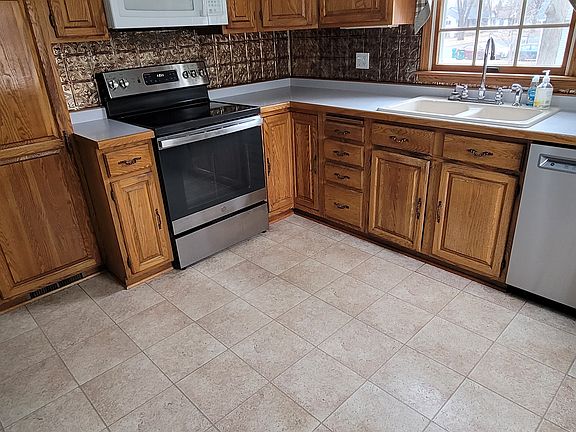 2nd image of 326 N 3rd St