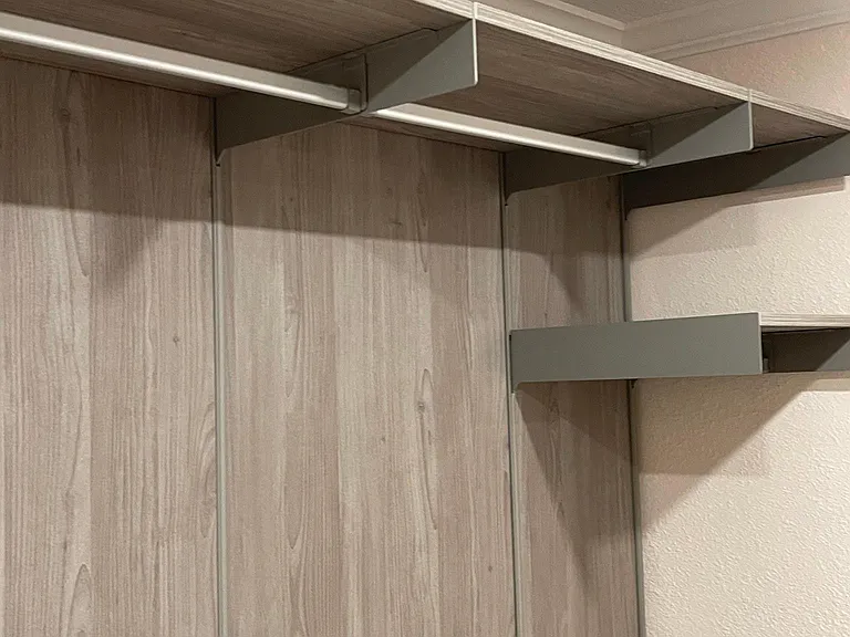 Closet shelving