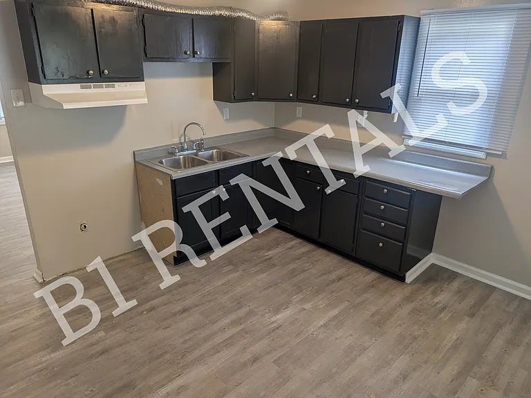 1020 Bennett St — Photo 2