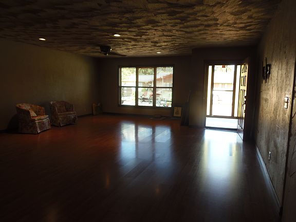 SW LR view toward front door