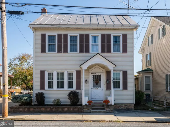 78 Main St, Strausstown, PA 19559