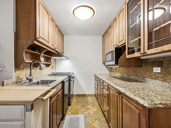 5th image of 1044 W Byron St APT 2E