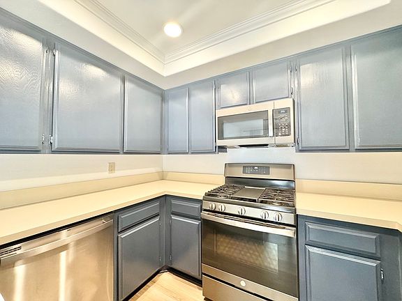2nd image of 939 W 19th St Unit C1