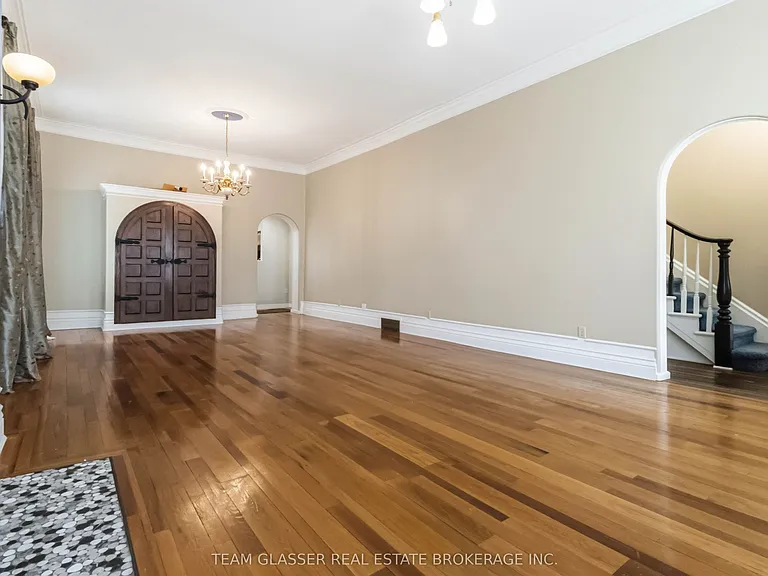 510 Dufferin Ave — Photo 10