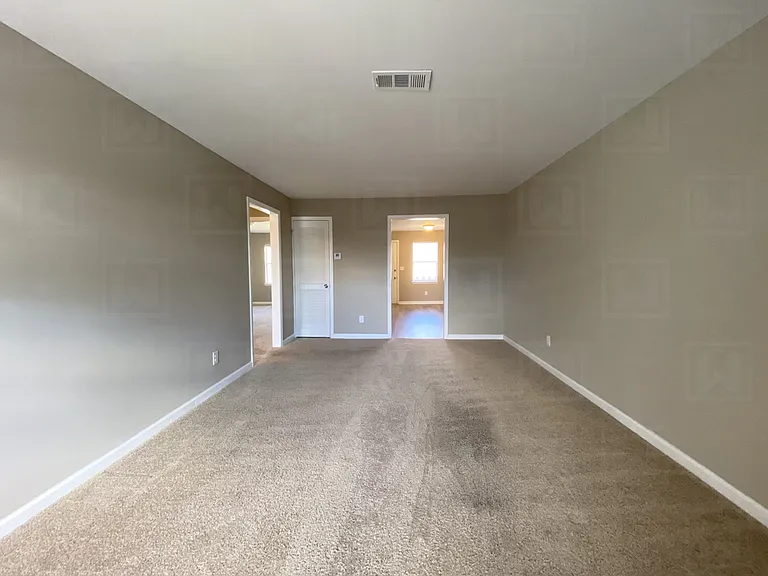 650-688 S Parkell Ave — Photo 4