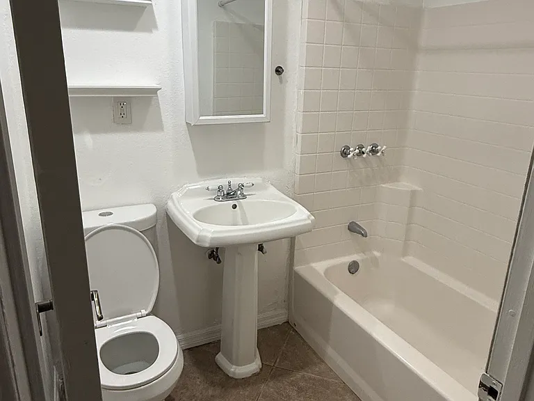 557 Morse Ave — Photo 6