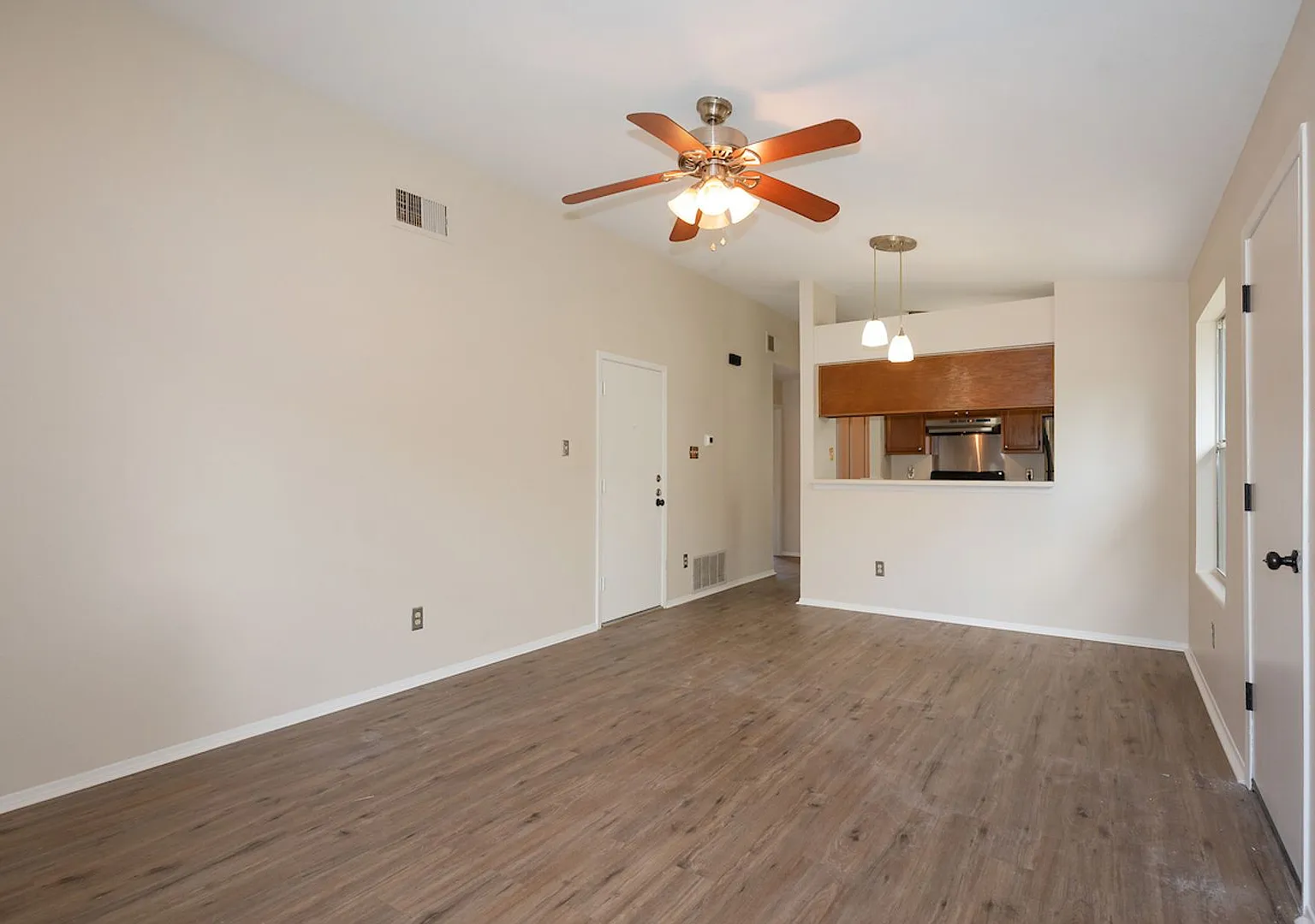 Charming 2-Bedroom Home in North Austin. — Photo 3