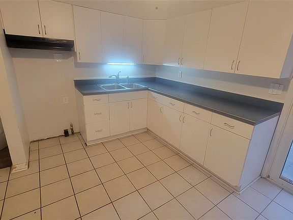 5th image of 2105 Wismer Ave