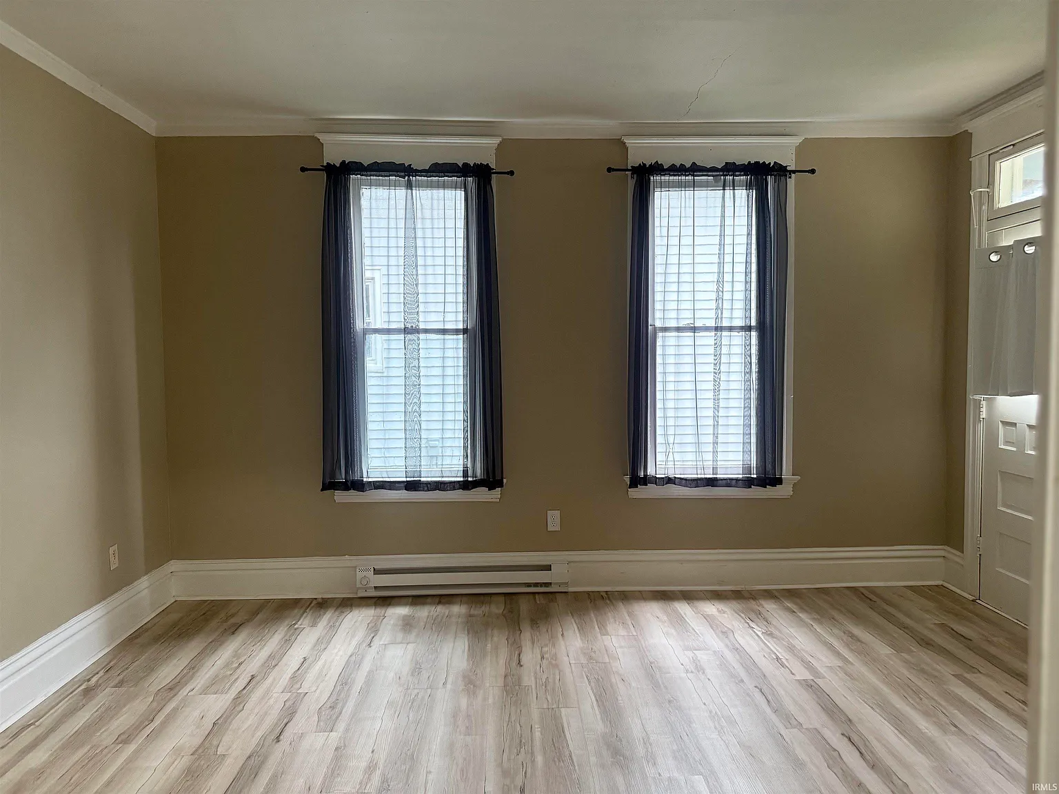 2 bed, 1.0 bath, 872 sqft, $925 — Photo 2
