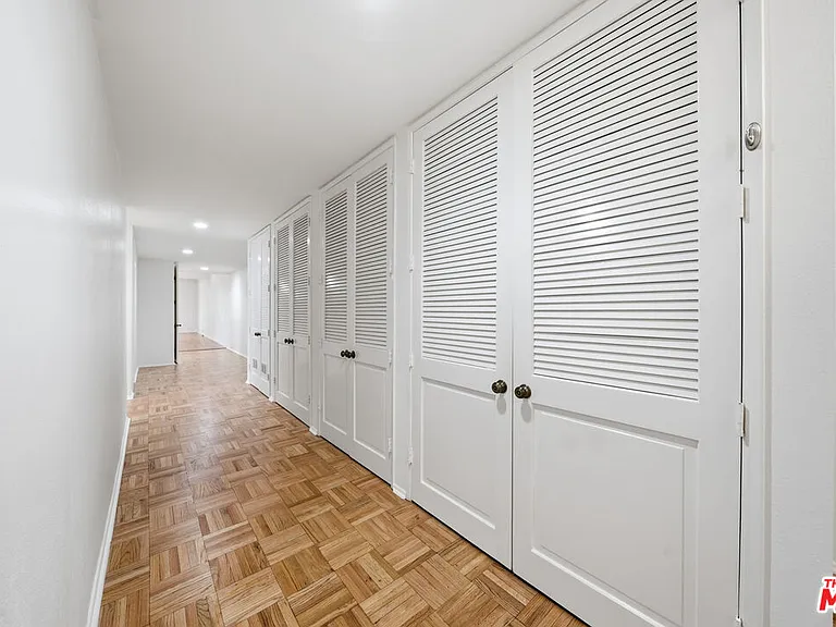 141 S Linden Dr #206 — Photo 31