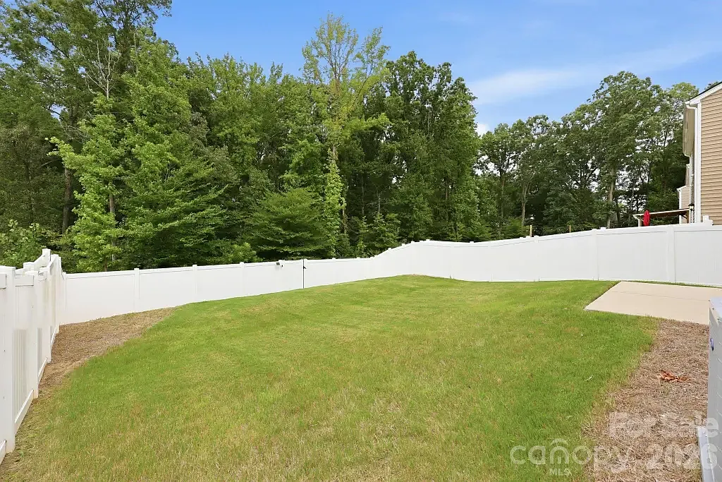 4 bed, 2020 sqft, $2,549 — Photo 4