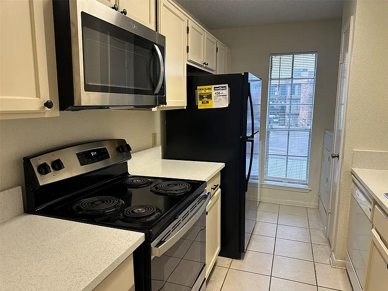 2121 Hepburn St #104 — Photo 10