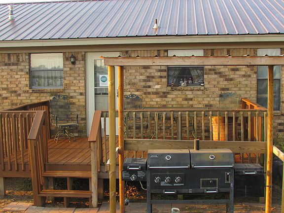 Back porch w/grill shelter