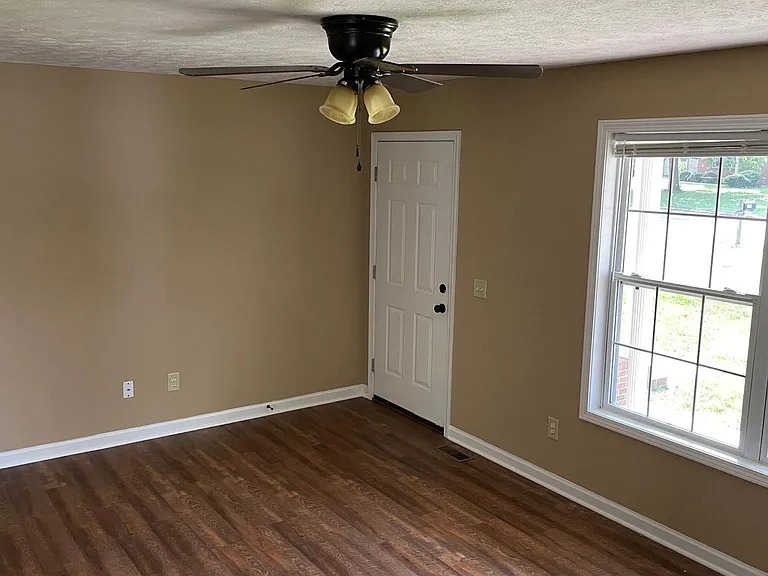 928 Nottingham Dr — Photo 2