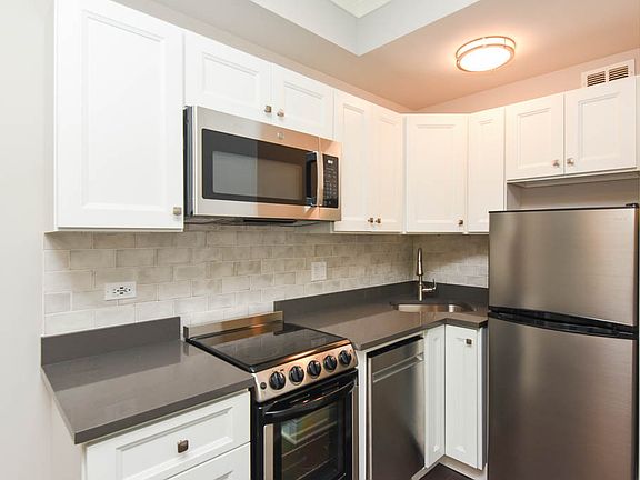 2nd image of 640 W Wrightwood Ave APT 308