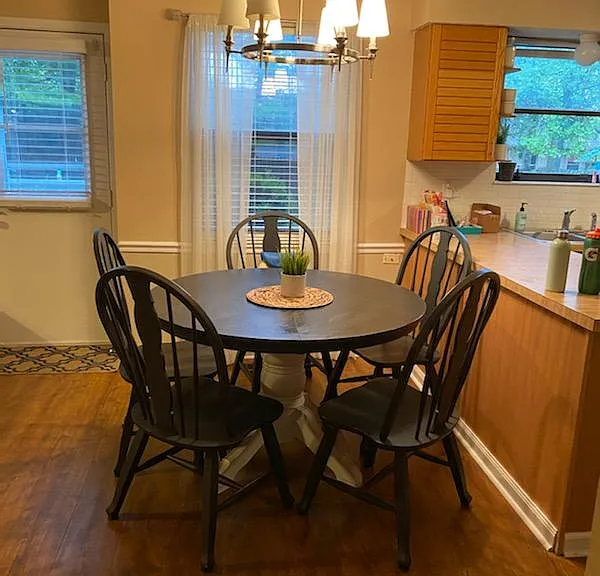 Eating space in kitchen