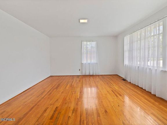 4th image of 715 Doris Ave
