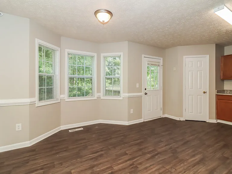 375 Fairview Dr — Photo 7