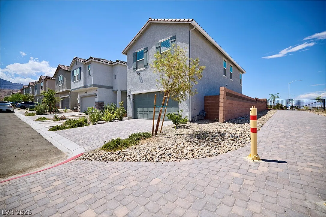 3 bed, 2.5 bath, 1747 sqft, $1,999 — Photo 3
