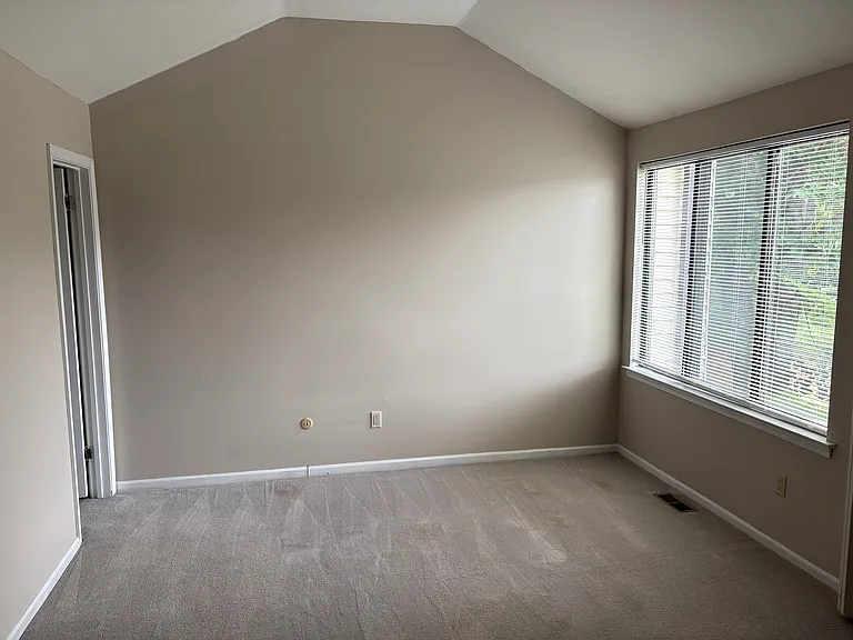 323 Milford Ct — Photo 19