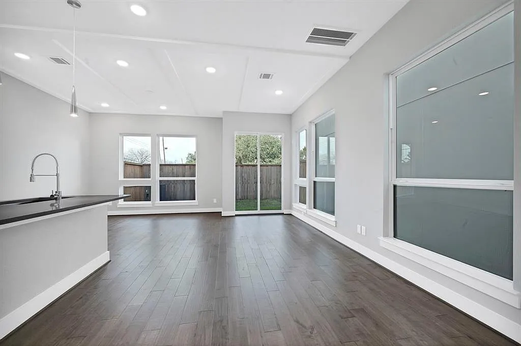 3 bed, 2.5 bath, 1624 sqft, $2,100 — Photo 4