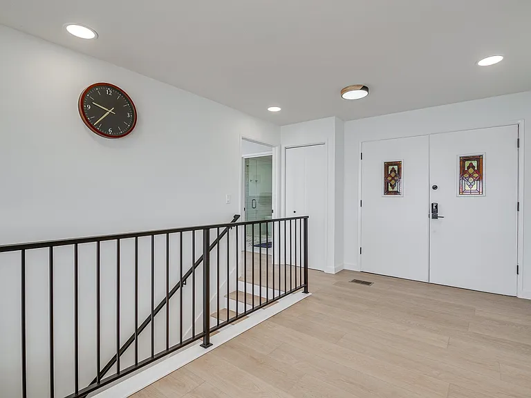 1395 Crestview Dr — Photo 18
