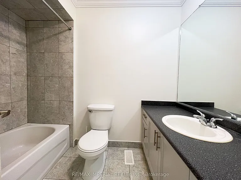 621A The Queensway — Photo 20