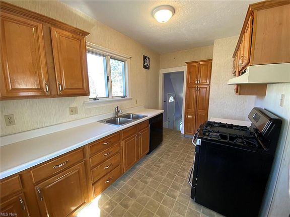 5th image of 1025 E River St