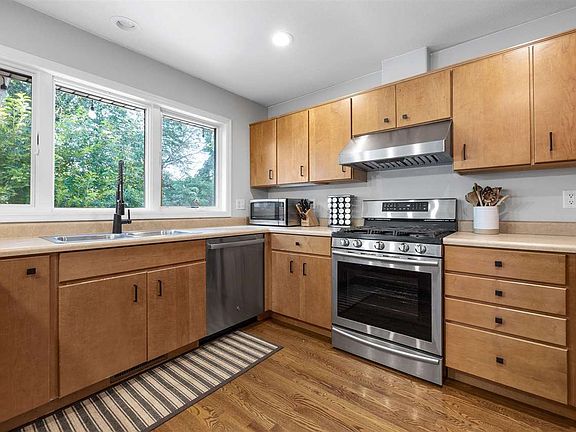 4th image of 74 Galway Cir