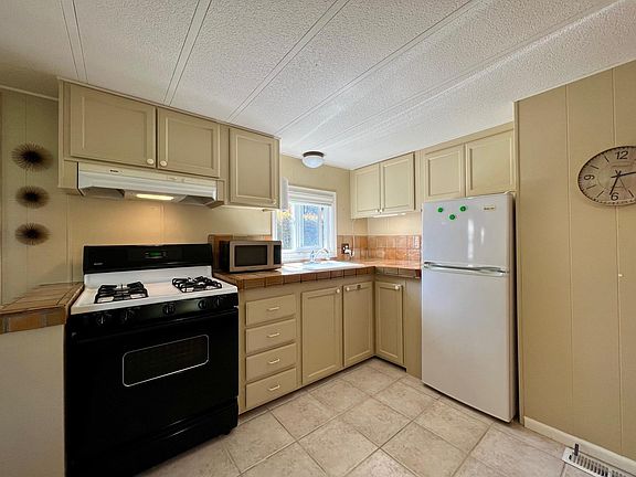 2nd image of 3277 Ashwood Way #24