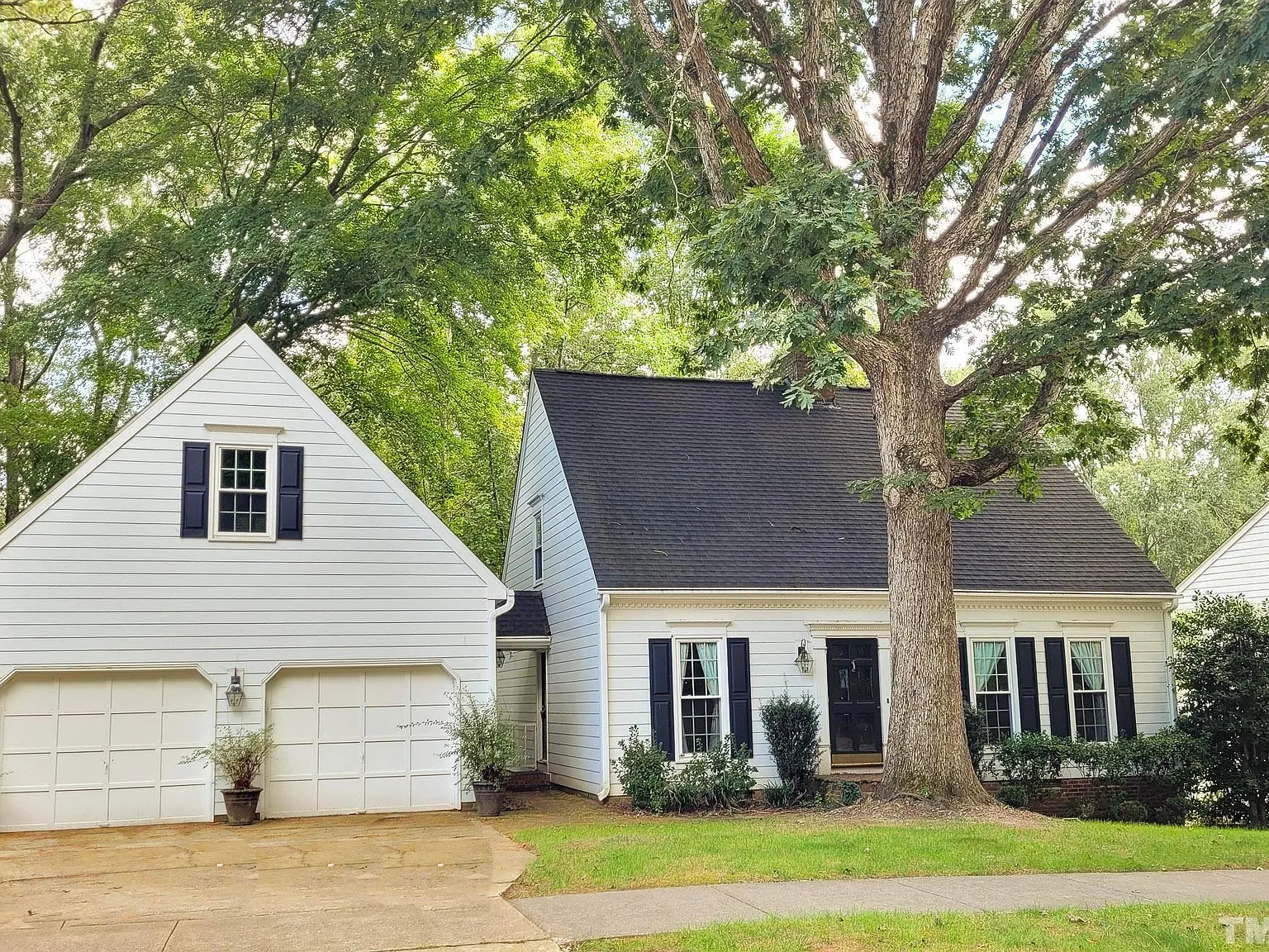 3 bed, 2.5 bath, 2214 sqft, $2,395 — Photo 2