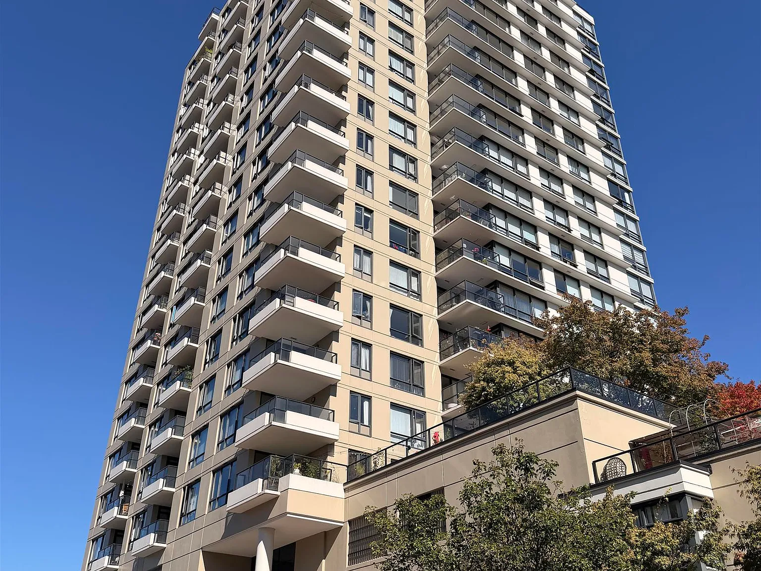 1 bed, 737 sqft, $2,300 — Photo 2