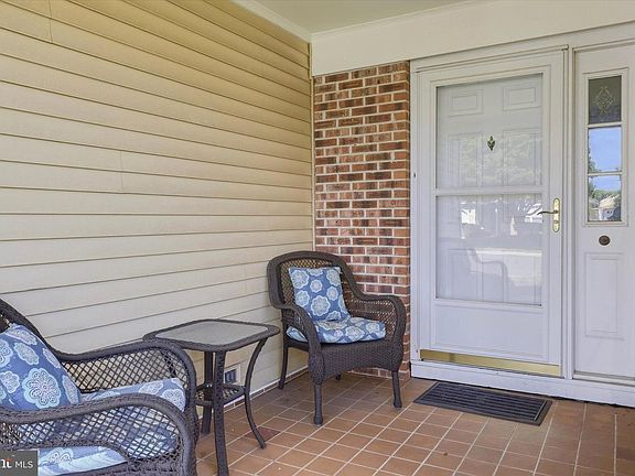 3rd image of 20 Falmouth Dr