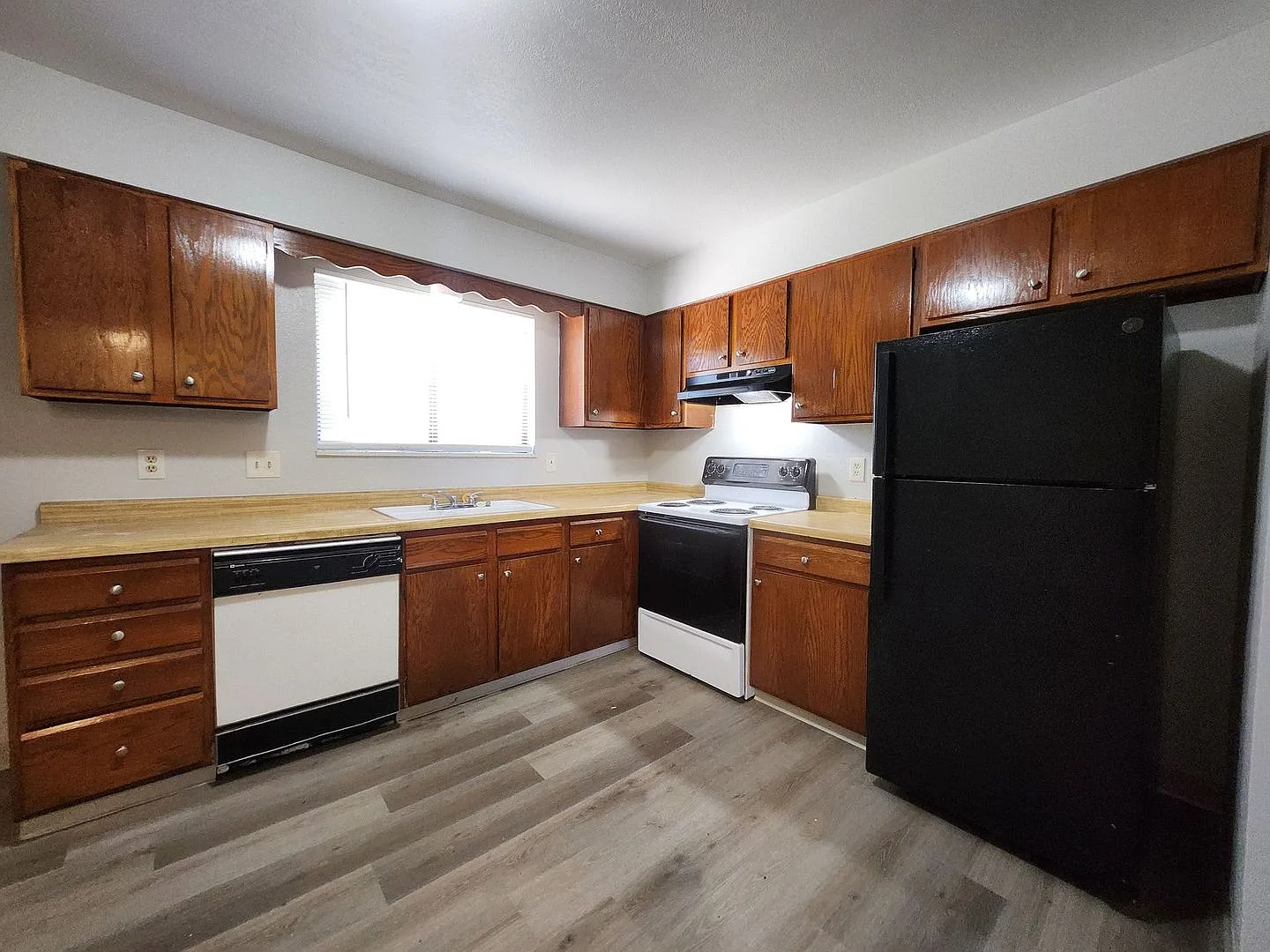 Freshly Updated 2 Bed / 1 Bath Townhome with Yard Access Now Leasing & Move In Special! — Photo 3