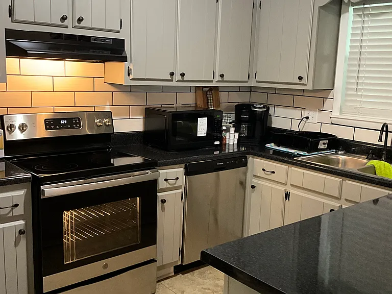 2308 Redbud Ln — Photo 3
