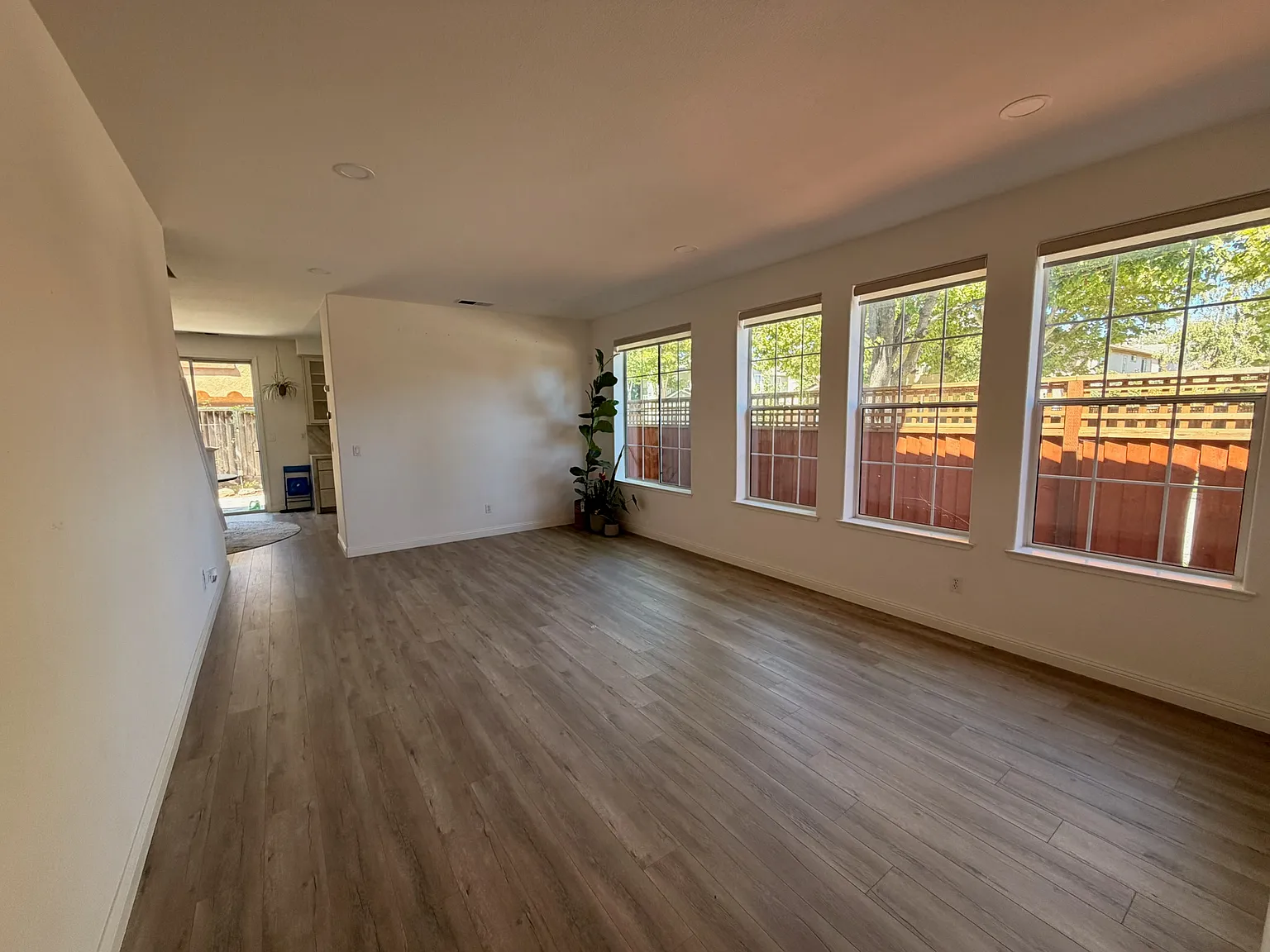 4 bed, 2.5 bath, 2194 sqft, $5,995 — Photo 3