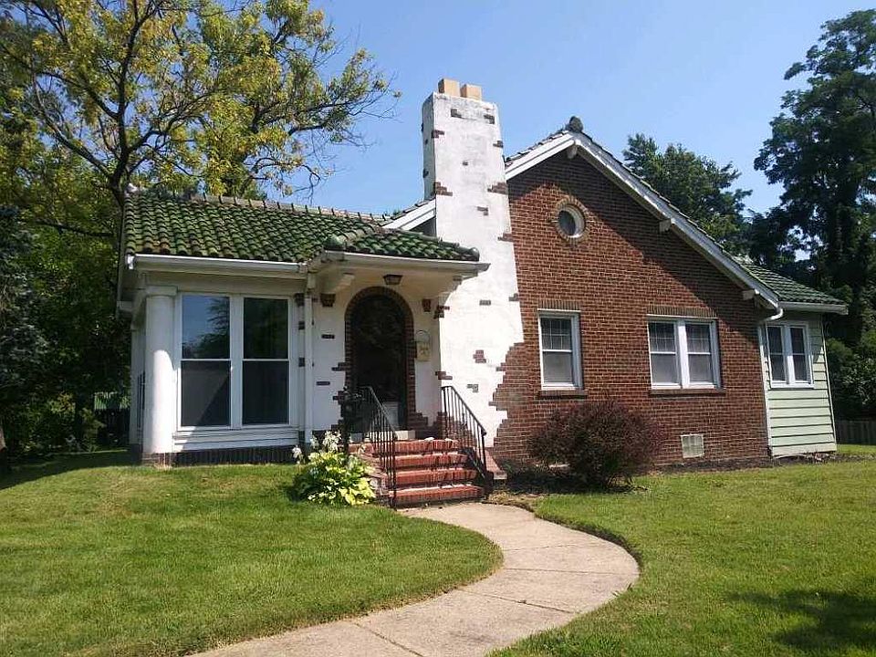 1st image of 906 N Hills Dr