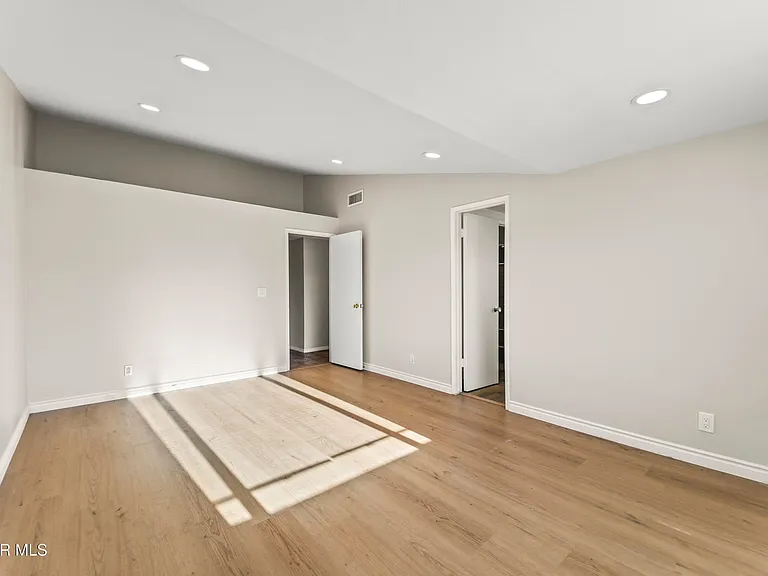 1217 Coventry Dr — Photo 12
