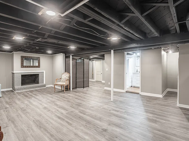 906 Putney St — Photo 37